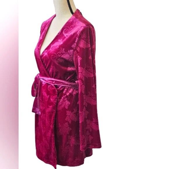 PrettyLittleThing Hot Pink Embossed Velvet Tie Bodycon Wrap Dress,Size6,NWT - Picture 3 of 16